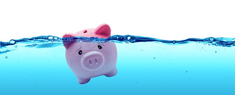 Fordeler med refinansiering inkluderer en lavere effektiv rente. Hvis privatøkonomien din er under vann kan det være nok at du stabler deg på beina økonomisk. sparegris flyter i vann