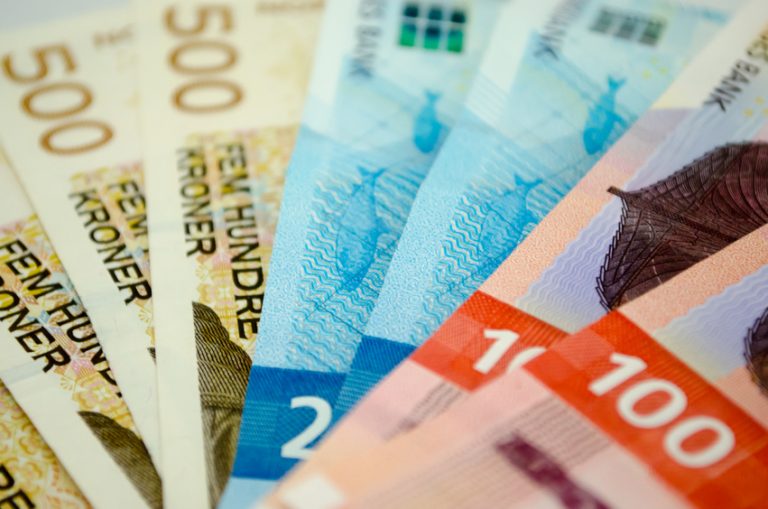 Når du skal sammenligne lån uten sikkerhet er det viktig å fokusere på det effektive rentenivået. Lånte penger og valuta