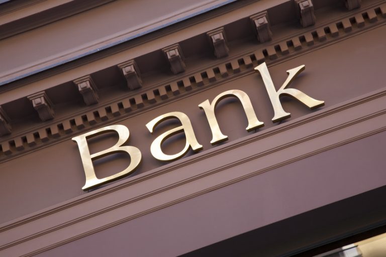 Refinansiering av smålån og kreditter gjør at du kun behøver å forholde deg til én långiver. bank som tilbyr refinansieringslån